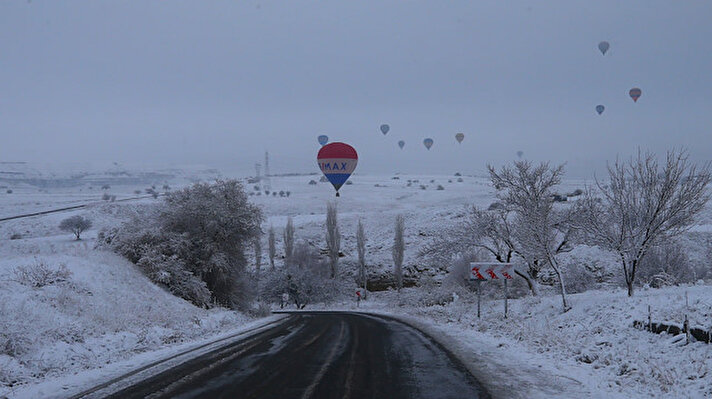 تركيا.. المناطيد الحرارية تحلّق فوق كبادوكيا المغطاة بالثلوج