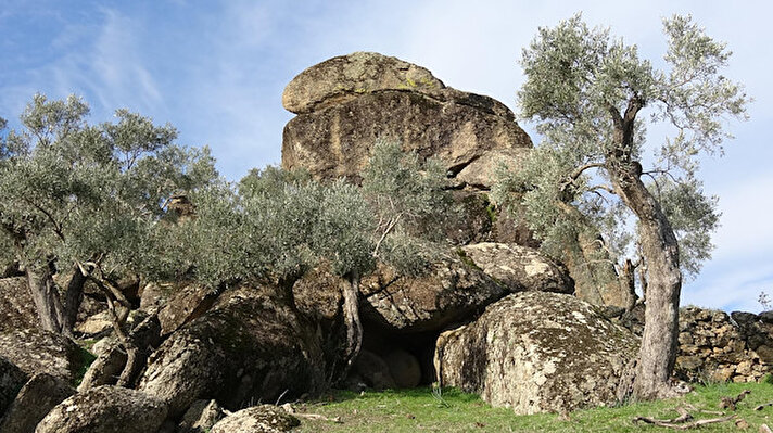 Alinda Antik Kenti'nde Doç. Dr. Murat Çekilmez'in başkanlığında yüzey araştırması yapıldı. Yapılan çalışmalarda Alinda Antik Kenti'nin 2 kilometre kuzeybatısında bir mağara bulundu. 