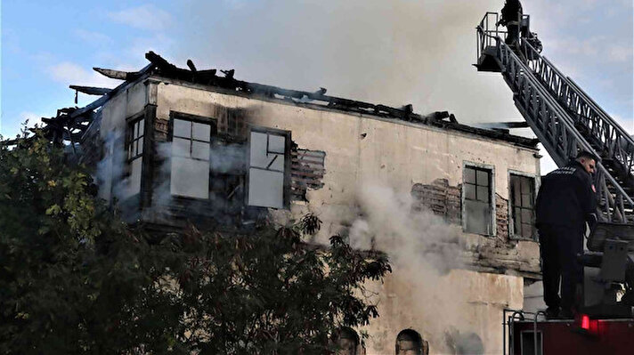 Yangın, Muratpaşa ilçesi Balbey Mahallesi 433 sokakta bulunan 2 katlı metruk asırlık binada çıktı.