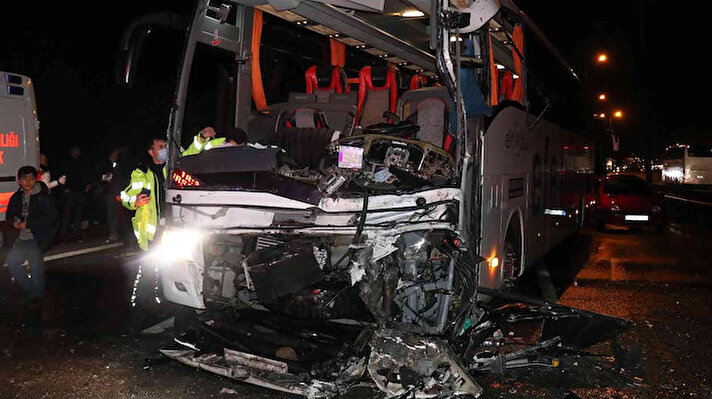 Kaza, 23.30 sıralarında TEM Otoyolu Sakarya geçişi Sapanca ilçesi geçişi İstanbul istikametinde meydana geldi. İddiaya göre, S.M.Ç. idaresindeki 06 EY 4366 plakalı Ford marka otomobil, yağış sebebi ile kayganlaşan yolda sürücüsünün kontrolünden çıktı.