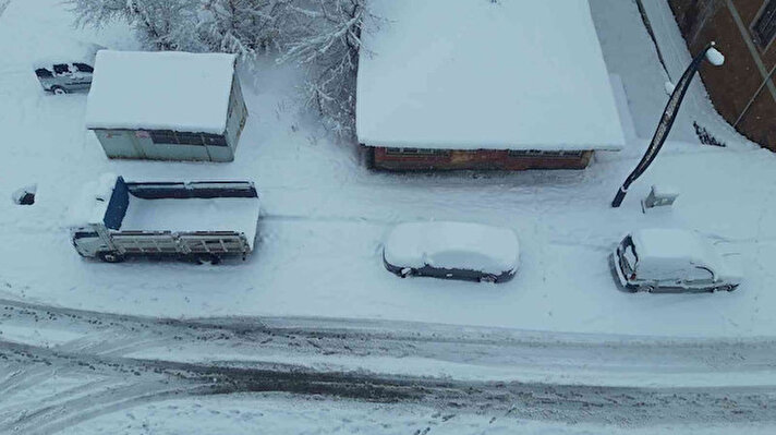 Bingöl’ün yüksek rakımlı kuzey ilçesi Karlıova’da dünden beri etkisini gösteren kar, ilçeyi tamamen beyaza bürüdü.