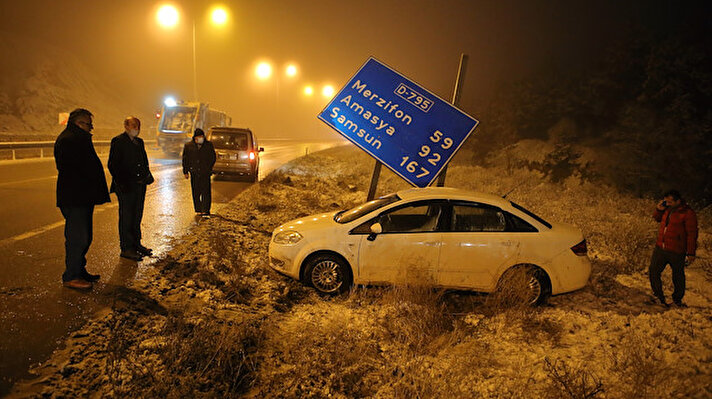 Orta Karadeniz'i İç Anadolu Bölgesi'ne bağlayan Samsun-Ankara kara yolunun Çorum sınırları içinde kalan bazı bölgelerinde sisle birlikte etkili olan kar yağışı, kazalara neden oldu.<br>
