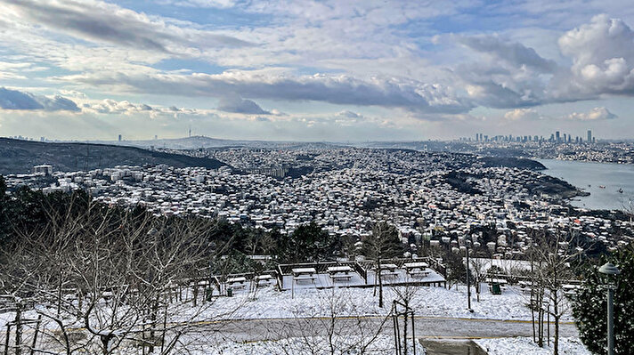 Kentte dün akşam saatlerinde başlayan kar yağışı, Avrupa yakasında Sarıyer, Anadolu yakasında ise Sultanbeyli, Çekmeköy, Sancaktepe ve Beykoz'da etkili oldu.<br>