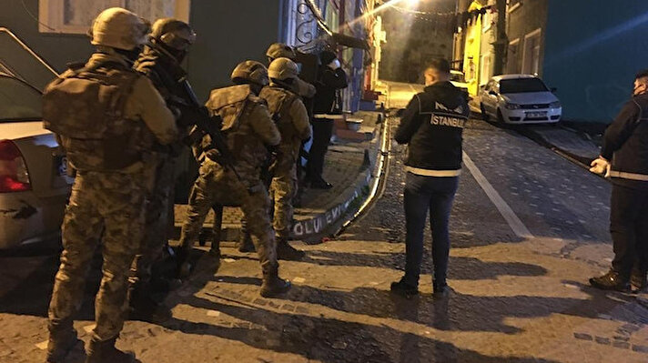 İstanbul İl Emniyet Müdürlüğü Narkotik Suçlarla Mücadele ekipleri, il genelinde uyuşturucu tacirlerine yönelik eş zamanlı operasyon düzenledi.