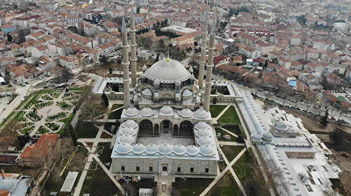 Selimiye Camii'nde 40 ay sürmesi planlanan restorasyon çalışmaları tüm hızıyla devam ederken, bu süreçte gelen ziyaretçiler yapılan yenilemeleri gözlemleyebilecek.