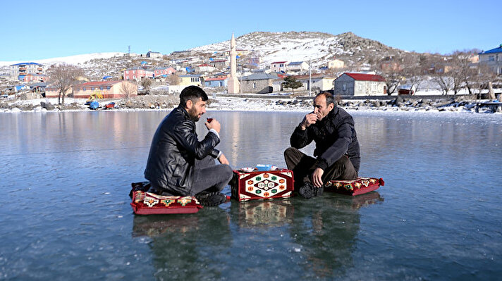 Hava sıcaklığının gece sıfırın altında 23,8 dereceye kadar düştüğü Ardahan’da, 126 bin metrekare alana sahip Çıldır Gölü’nün üzerini buz tabakası kapladı. 