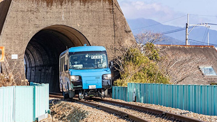 Hem karayolunda, hem de demiryolunda kullanılabilen dünyanın ilk çift modlu aracı, Japonya'nın Tokushima şehrindeki Kaiyo kasabasında halka açılmaya hazırlanıyor.