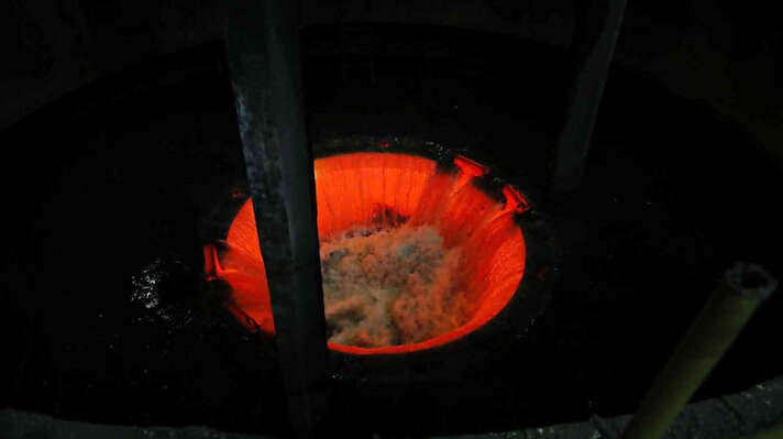 Bir nükleer reaktörün tabanının imalatı, borunun kesilmesi, borunun açılması, ısıtılmış parçanın yarım küre şeklini alması için preslenmesi ve temperlenmesi olmak üzere dört temel işlemden oluşuyor.