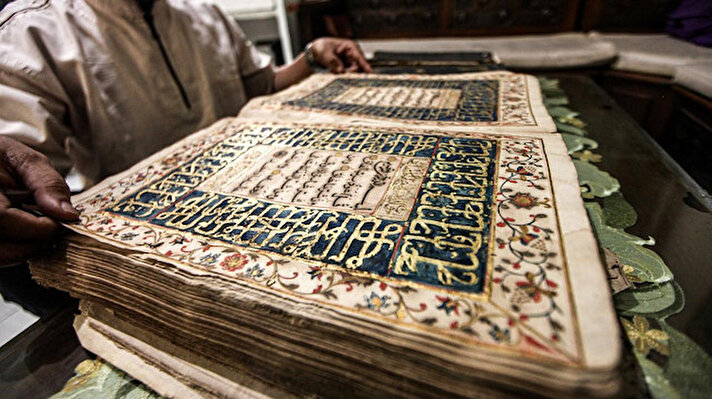 Endonezya'da 300 yıllık altın varaklı el yazması Kuran-ı Kerim görüntülendi