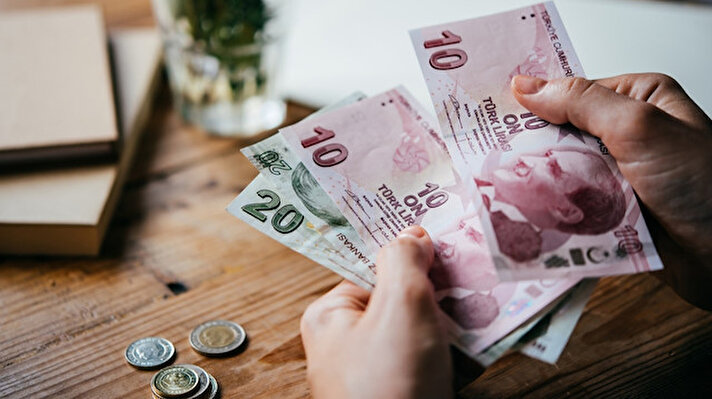 Türkiye'de geçtiğimiz yıllarda uygulamaya konan ve her yıl iki bayram öncesi emekliye verilen ikramiyelerin, bu yıl yılbaşı içinde verilmesi talep ediliyor. Bu yıldan itibaren yılda üç defa olmak üzere Kurban ve Ramazan bayramları ile yılbaşında ikramiye verilmesi gündeme geldi. 1.100 TL olarak ödenmeye devam eden emekli ikramiyelerinde şuan için sadece dini bayramlar öncesinde ödeme yapılıyor.