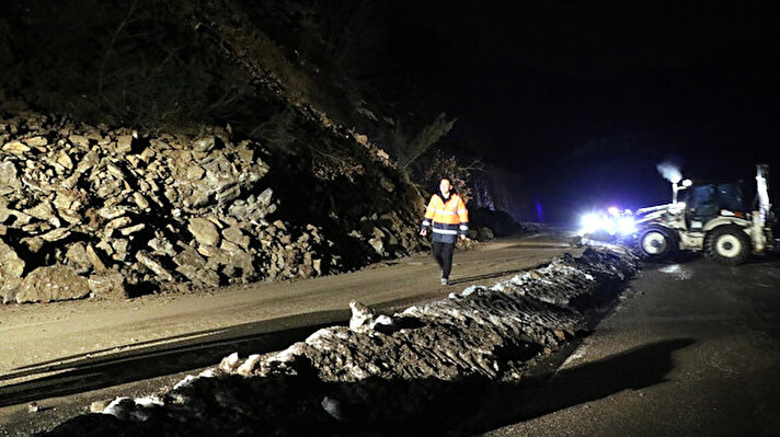 Heyelan, saat 22.30 sıralarında Zonguldak- Ankara yolunun 18'inci kilometresinde meydana geldi.
