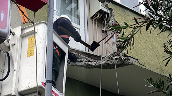 Ambarlı Mahallesi Fevzi Çakmak Caddesi'nde emekli polis memuru Süleyman Yılmaz, 4 katlı apartmanın 2'nci katındaki yaşadığı dairede tadilat yaptığı sırada balkon çöktü.