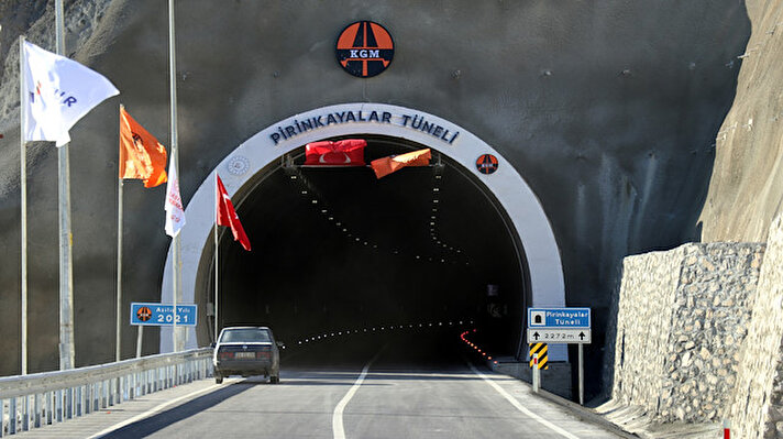 Doğu ve Güneydoğu Anadolu'yu Doğu Karadeniz'e bağlayacak Pirinkayalar Tüneli'nin açılışı Cumhurbaşkanı Recep Tayyip Erdoğan'ın video konferans yöntemiyle katılacağı törenle bugün gerçekleştirilecek.<br>