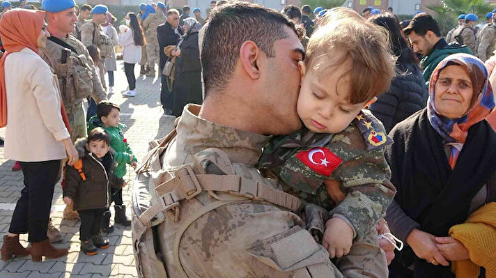 Jandarma Komutanlığı’nda düzenlenen karşılama töreninden sonra aileleri ile buluşan komandolar evlatlarını öpücüklere boğarken, yaşanan duygu dolu anlar kameralara yansıdı.