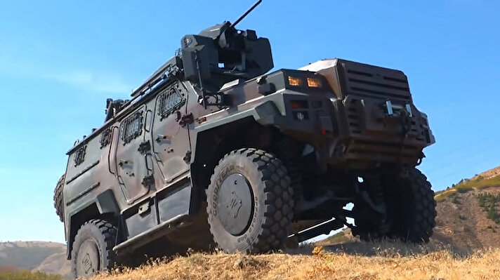 Yunanistan medyasının gözü şimdi de Türkiye'nin sürekli gelişen ve tüm dünya üzerinde etkili olan savunma sanayisinde..., Türkiye'nin ortak çıkarlar için Afrika'ya uzattığı dost elinden rahatsız olan Yunanistan son dönemlerde sürekli basında yer verdiği İHa ve Sİha'lardan sonra şimdi de gözünü Türk zırhlı aracı Ejder Yalçın'a dikti..