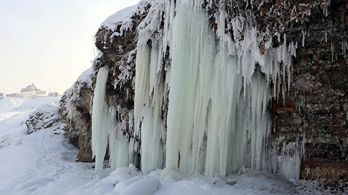 Sibirya soğuklarının hüküm sürdüğü Ağrı’da hayat durma noktasına geldi. Gece hava sıcaklığının eksi 25 dereceye düştüğü kentte köylerdeki su şebekeleri ile dere, göl ve nehirlerin yüzeyi tamamen buz tuttu. 