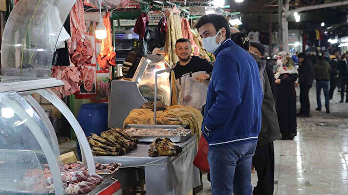 Bazı zincir marketlerde kemiksiz kuzu eti 110 ile 120 lira arasında satılırken kemikli kuzu etiyse 100 ile 110 lira arasında satılıyor. 