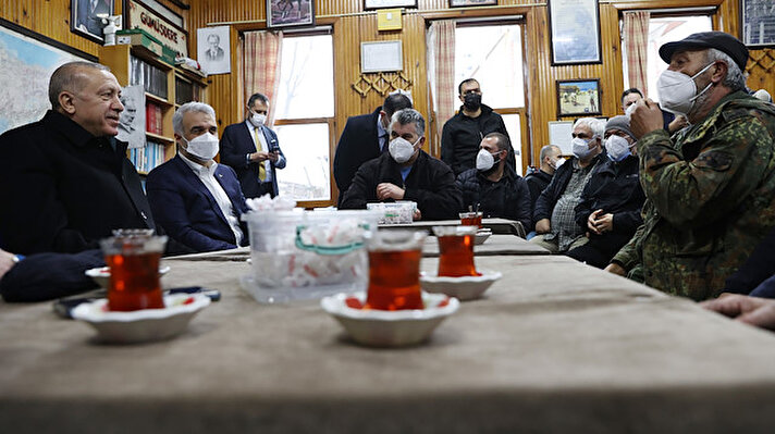 Cumhurbaşkanı Recep Tayyip Erdoğan, Sarıyer’de AK Parti Kısırkaya Mahallesi Kadın Kolları Başkanı Hatem Kurt'u ziyaretinin ardından Sarıyer Gümüşdere’de bir kıraathaneye uğradı.