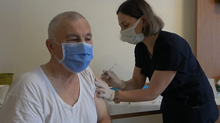 Koronavirüsle mücadele kapsamında 2 doz Sinovac, 2 doz BioNTech aşısı olmuş ve son doz aşısının üzerinden 3 ay geçmiş bireyler için hatırlatma dozu aşılaması başladı.<br>