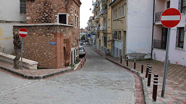 Aydın'ın Efeler ilçesi Hasanefendi Mahallesi'nde bulunan 1903 ve 1904 Sokak, araç sürücülerinin aklını karıştırıyor. Aynı hat üzerinde bulunan iki sokağın da karşılıklı tek yön olması, sokağa giren sürücülere zor anlar yaşatıyor.