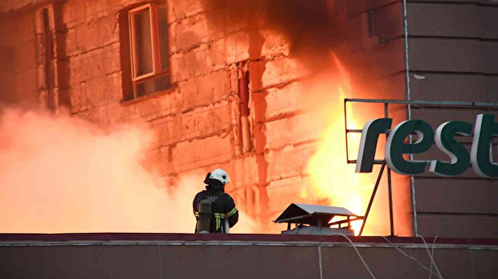 Edinilen bilgiye göre, Aksaray'da bir benzin istasyonunun restoran kısmında çıkan yangın yanında bulunan otele sıçradı.