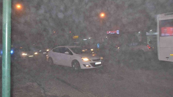 Yağmur yağışlarının ardından Çorlu ilçe merkezine akşam saatlerinde yoğun sis çöktü. 