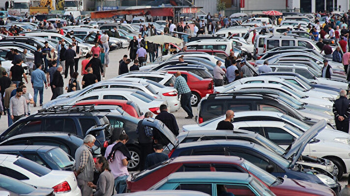 İkinci el araba piyasasında vatandaşların başı dolandırıcılarla dertte. Araba almak isteyenler hem artan fiyatlardan hem kilometre düşürme dolandırıcılığından şikâyetçi. Kimileri otomobillerinin değerini artırmak için sayaçlarıyla oynuyor. Fark etmek çok güç.<br><br>