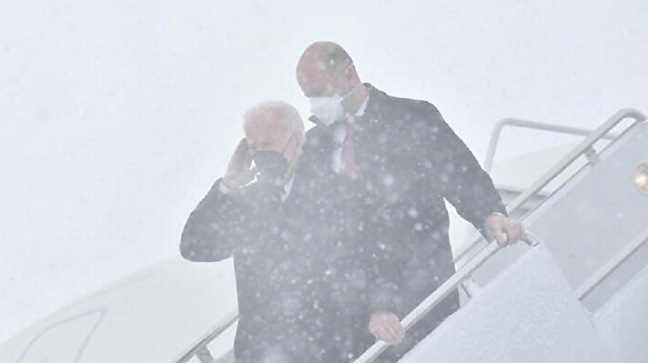 <br>Tatilini memleketi Delaware'de geçiren ABD Başkanı Joe Biden'ın başkent Washington DC'ye dönüş yolculuğu tipi altındaydı. Air Force One, Andrews Hava Üssü'ne 20 santimetreyi aşan kar altında iniş yaptı.<br>