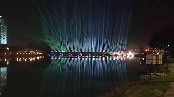 Adana'nın 100. yıl kutlamaları kapsamında yapılan etkinliklerden birisi olan lazer ışık gösterisi yoğun ilgi gördü.