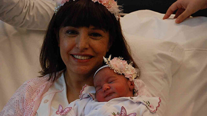 İzmir’de sigortacılık yapan 40 yaşındaki Gülcan Parmaksız, ikinci bebeğine hamile kaldı. Gebeliğinin 18. haftasında memesinde ele gelen bir lezyon ve ağrı hisseden Parmaksız, hiç vakit kaybetmeden durumu kadın hastalıkları ve doğum uzmanına bildirdi.