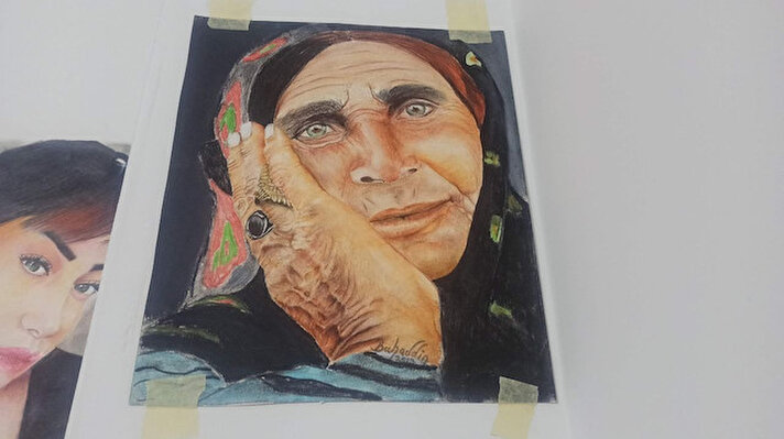 Elazığ'da bir okulda resim öğretmenliği yapan Bahaddin Kala, çocukken resim hevesi sayesinde kömürlerle resim çizmeye başladı.