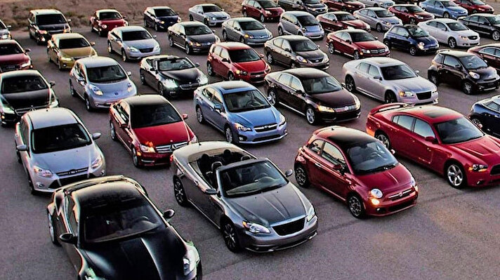 Ankara Cumhuriyet Başsavcılığının, yeni araçları toplayarak tekel oluşturdukları ve araç fiyatlarındaki artışı etkiledikleri iddia edilen bayilere yönelik soruşturmasında yeni detaylar ortaya çıktı.
