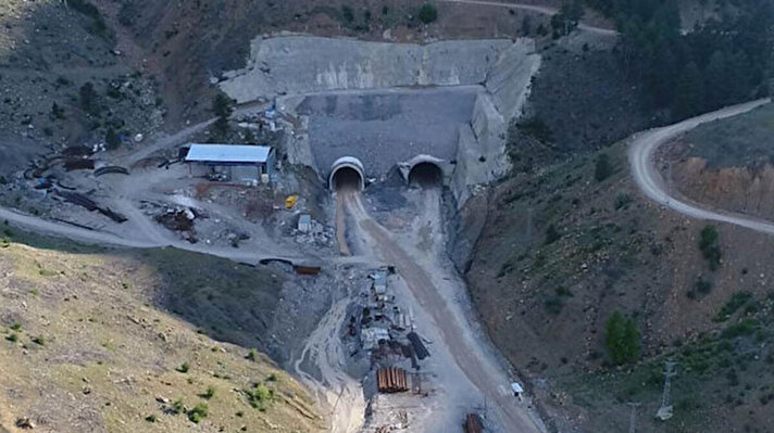 Antalya-Konya arası ulaşımı mevcut güzergaha göre 30 kilometre kısaltacak yol projesi kapsamında inşa edilen Demirkapı Tüneli'nde yarın ışık görünecek.