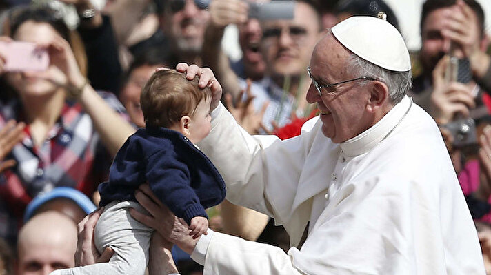 Katoliklerin ruhani lideri Papa Francis, son dönemde düşen doğum oranlarına ilişkin mesajlar veriyor.