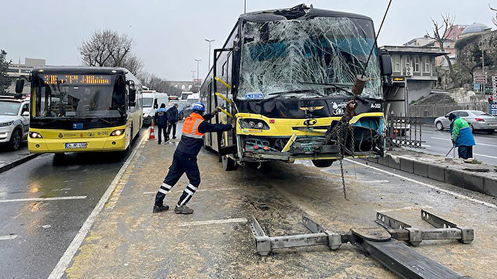 FATİH, Beylerbeyi Caddesi'nde iki İETT otobüsünün çarpıştığı kazada 5 kişi hafif şekilde yaralandı. 