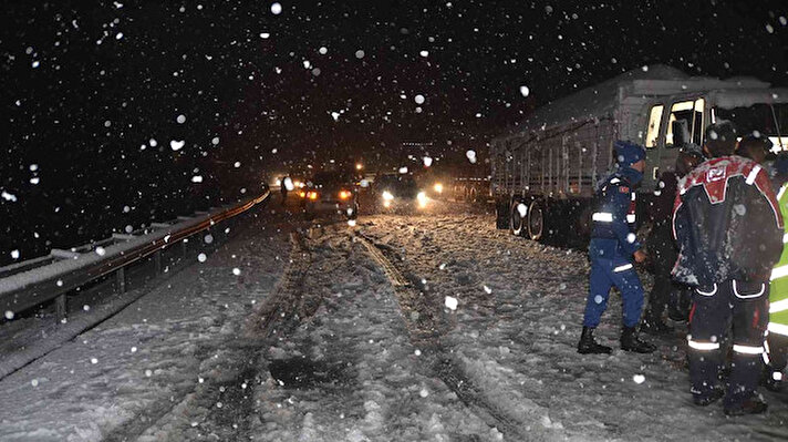 Antalya’da kar yağışı sebebiyle Akseki-Seydişehir karayolunda tırların geçişine izin verilmiyor