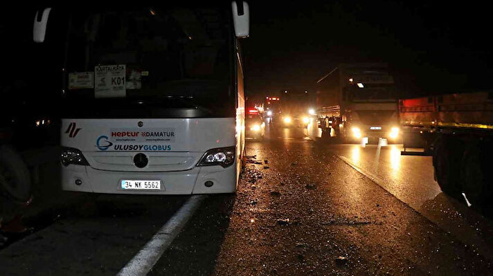 Kaza, TEM Otoyolu Sakarya geçişi Arifiye ilçesi mevkiinde meydana geldi. Edinilen bilgiye göre, İstanbul istikametinde ilerlemekte olan N.U. idaresindeki 34 NK 5562 plakalı Mercedes marka tur otobüsü arızalandı. Arızalandıktan sonra sürücüsü tarafından emniyet şeridine çekilen araçta bulunan yolcular, başka bir otobüsle yollarına devam etti. 
