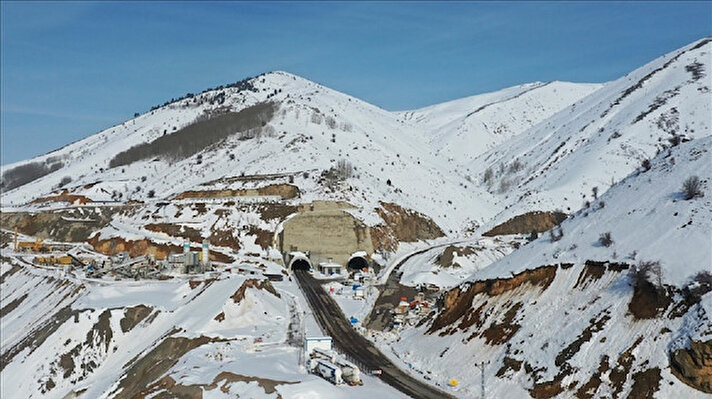 Giresun'un iç kısımdaki ilçeleriyle Sivas arasındaki ulaşımın sağlandığı güzergahta bulunan 2 bin 200 rakımlı Eğribel Geçidi'nde inşa edilen ve bir tüpü ulaşıma açılan tünel, kış mevsiminde güvenli geçiş sağlıyor.