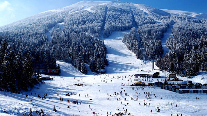 Türkler için en yakın yurt dışı kayak rotalarından biri, Azerbaycan'da bulunan Şahdağı Kayak Merkezi.<br><br>Kayak merkezinde suni kar makinesi bulunuyor. Böylece karın az olduğu zamanlarda bile Şahdağı Kayak Merkezi'nde kayak yapmak mümkün.<br><br>Şahdağı'nda kış sezonu aralık ortalarında başlar ve mevsim şartlarına da bağlı olarak genellikle nisan başında sona erer.<br><br>Kayak merkezi, Azerbaycan'ın başkenti Bakü'ye 180 kilometre uzaklıkta bulunuyor.<br><br>Toplam 17 kilometre uzunluğunda pek çok zorluk derecesine sahip pistleri olan kayak merkezinde; 3, 4 ve 5 yıldızlı otel seçenekleri mevcut.<br><br>Ayrıca tüm yamaçlarda kurtarma servisleri ve merkezde bir adet tıp merkezi bulunmaktadır.