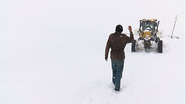 Muş’ta etkili olan kar yağışı, yaşamı olumsuz etkiliyor. 270 köy yolunun ulaşıma kapanmasıyla harekete geçen İl Özel İdaresi ekipleri, kar temizleme çalışması başlattı. Öncelikleri acil vakalar olan ekipler, kar kalınlığının 40 santimetreyi aştığı yollarda güçlükle ilerleyebildi. 204 köy yolundaki kar engelini kaldıran ekipler, kalan 66 köy yolunda karla mücadelesini sürdürüyor.