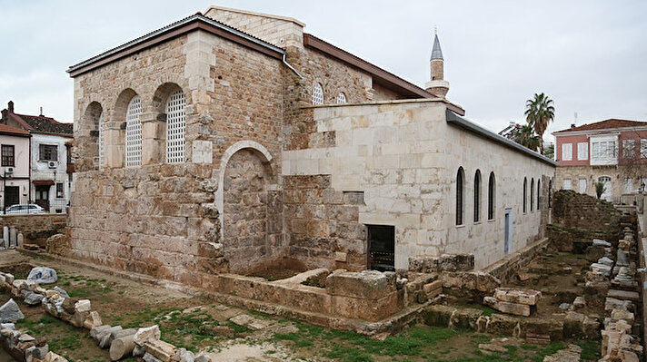 Antalya'nın tarihi semti Kaleiçi'nde, Selçukluların fethi sonrası kiliseden camiye çevrilerek, Şehzade Korkut'un adının verildiği camide, 1896 yılında yangın çıktı. Kubbesi ve minaresinin ahşap külahı yanan cami, büyük hasar görünce ibadete kapatıldı. Zaman içinde yenilenmemesi yüzünden camiye, halk arasında 'kesik minare' denilmeye başlandı. Daha önce 6 kez müdahale edilen, en ciddi restorasyonu 1974'te yapılan Şehzade Korkut Camii'nin yeniden ibadete açılması için dönemin valisi Münir Karaloğlu tarafından başlatılan çalışmalar kapsamında, 2017 yılının Nisan ayında ihalesi yapılarak restorasyonuna başlandı.