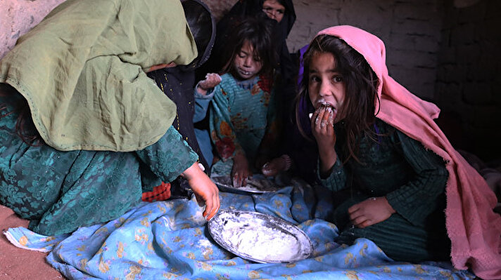 Taliban'ın yönetime gelmesi, ABD öncülüğündeki NATO birliklerinin ülkeden ayrılmasıyla kesilen uluslararası yardımlar, ülkedeki açlık ve sefaletin boyutlarını derinleştirdi.<br><br>