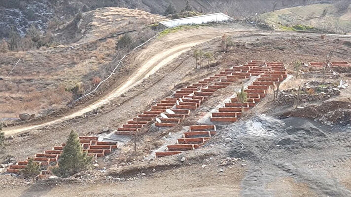 ​Artvin’in, Yusufeli Barajı nedeniyle 152 yıllık tarihinde 7'nci kez taşınmaya hazırlanan Yusufeli ilçesinin yeni yerleşim yerinde hazırlıklar sürüyor.<br>