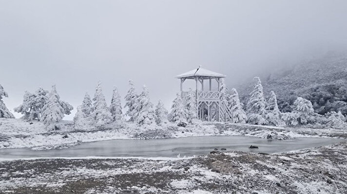  Kentte de hava sıcaklığının düşmesine neden olan kar yağışı sonrası Manisalılar karın tadını çıkarıp fotoğraf çektirebilmek için milli parkın yolunu tuttu.