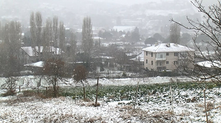 Meteoroloji Genel Müdürlüğünün uyarılarının ardından İstanbul'da kar yağışı dün öğlen saatlerinde başladı. 