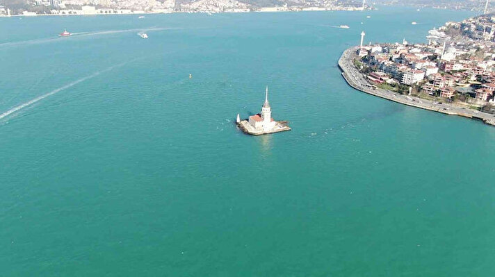 Marmara Bölgesi'nde günlerdir süren şiddetli rüzgar, yağmur ve kar yağışının ardından İstanbul Boğazı'nın rengi değişti. 