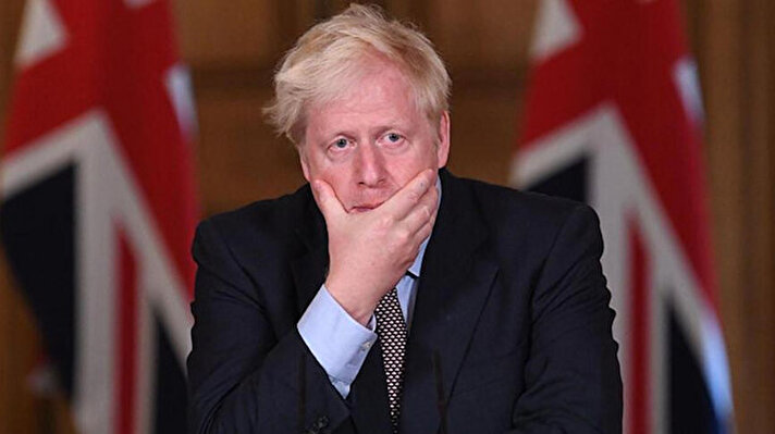 Koronavirüs pandemisinin tüm dünyayı kasıp kavurmaya başladığı 2020 yılında, tüm kısıtlamalarına rağmen Başbakanlık bahçesinde bir partiye katıldığı ortaya çıkan İngiltere'de Başbakan Boris Johnson, oldukça zor durumda.