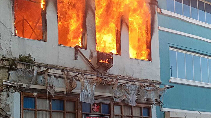 Ayvansaray Esnaf Loncası Sokak’ta "Çukur" dizisinin de çekildiği kahvehanede yangın çıktı. 