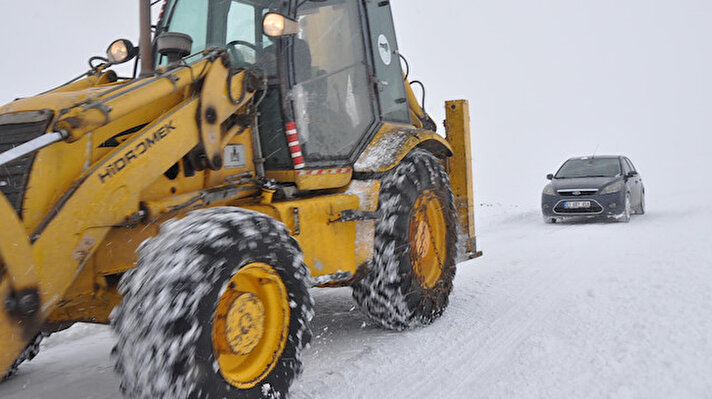 Kars'a 19 kilometre uzaklıktaki Güdeli köyünde bulunan ilkokulda görev yapan 2 öğretmen, etkili olan kar yağışı nedeniyle eğitime ara verilince özel araçlarıyla oturdukları kent merkezine gitmek için yola çıktı 