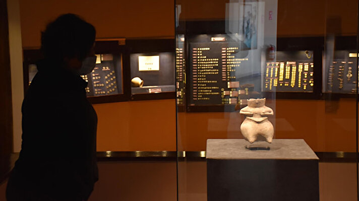 İzmir Müze Müdürlüğü'nce hayata geçirilen '12 Ay 12 Sergi' projesi ile müze envanterine kayıtlı olup, daha önce sergiye çıkarılmamış eserler, ziyaretçilerle buluşturulmaya başlandı. 